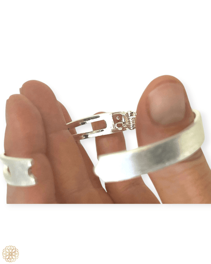 Oval cut - out bracelet with hinge - Sundara Joon