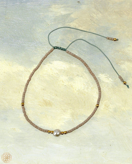Delicate beaded bracelet with pearl