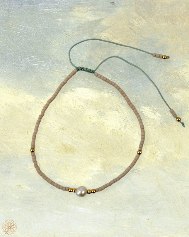 Delicate beaded bracelet with pearl