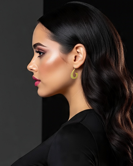 Brush metal drop earrings with a curl at the bottom - Sundara Joon