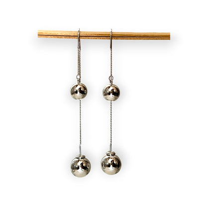 NNewton's cradle modern metal drop earrings - Sundara Joon